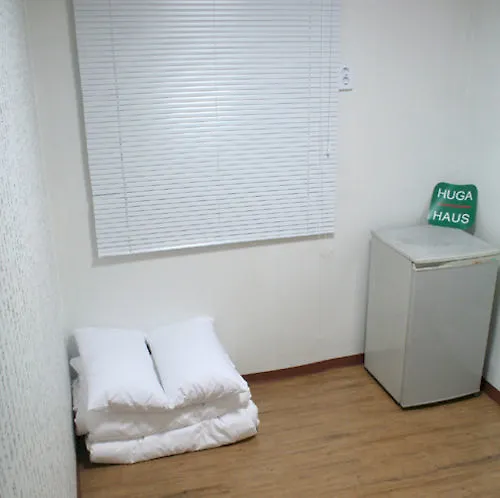 Hostal Huga Haus *