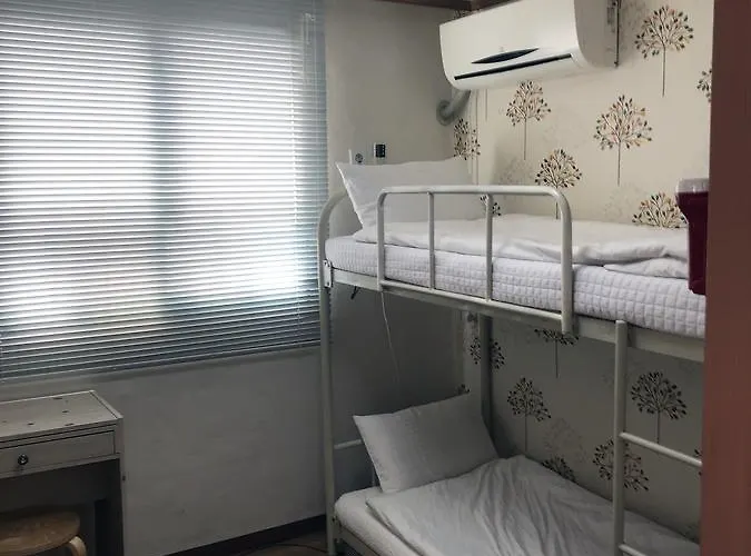 Huga Haus Hostal *